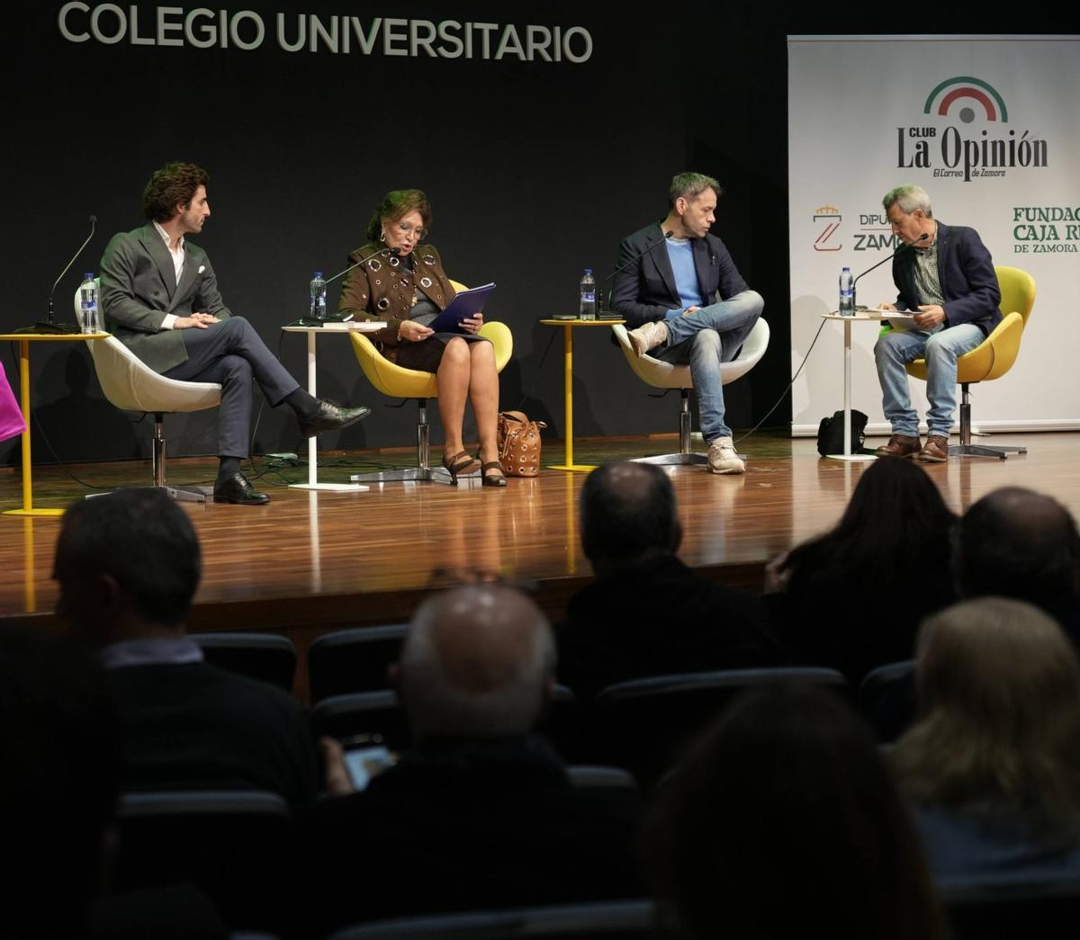 Rubén Amón, segundo por la derecha, en el Club de LA OPINIÓN-EL CORREO DE ZAMORA. | JOSÉ LUIS FERNÁNDEZ