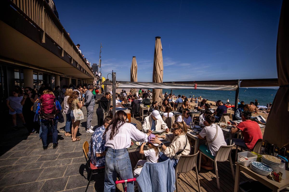 Ambiente de verano en las playas de Barcelona por Semana Santa