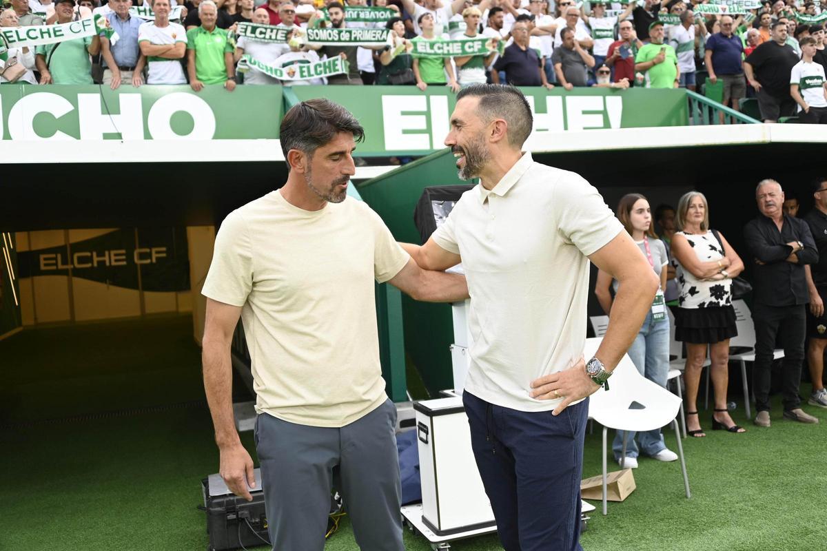 Paunovic y Sarabia se saludan antes de empezar el Elche-Oviedo de esta temporada