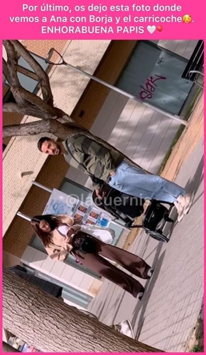 Ana Solma y Borja paseando con un carrito de bebé