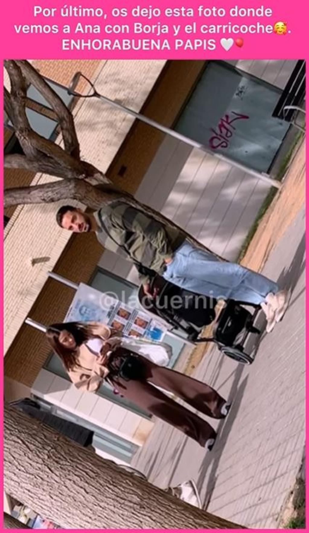 Ana Solma y Borja paseando con un carrito de bebé