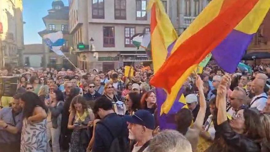 Rodrigo Cuevas y Rozalén, los "sorpresones nacionales" del festival en apoyo a Rosón y Fernández en Oviedo, abarrotan la plaza de la Catedral con sus canciones