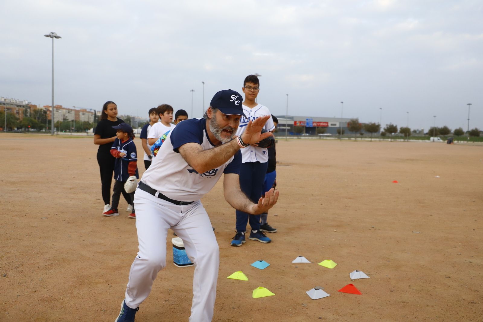 El béisbol une a cordobeses y migrantes en el club Kyrios