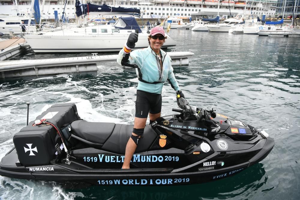 El empresario ha llegado a la ciudad herculina, procedente de Laxe, y zarpará mañana hacia Asturias para seguir su vuelta al mundo en moto acuática.