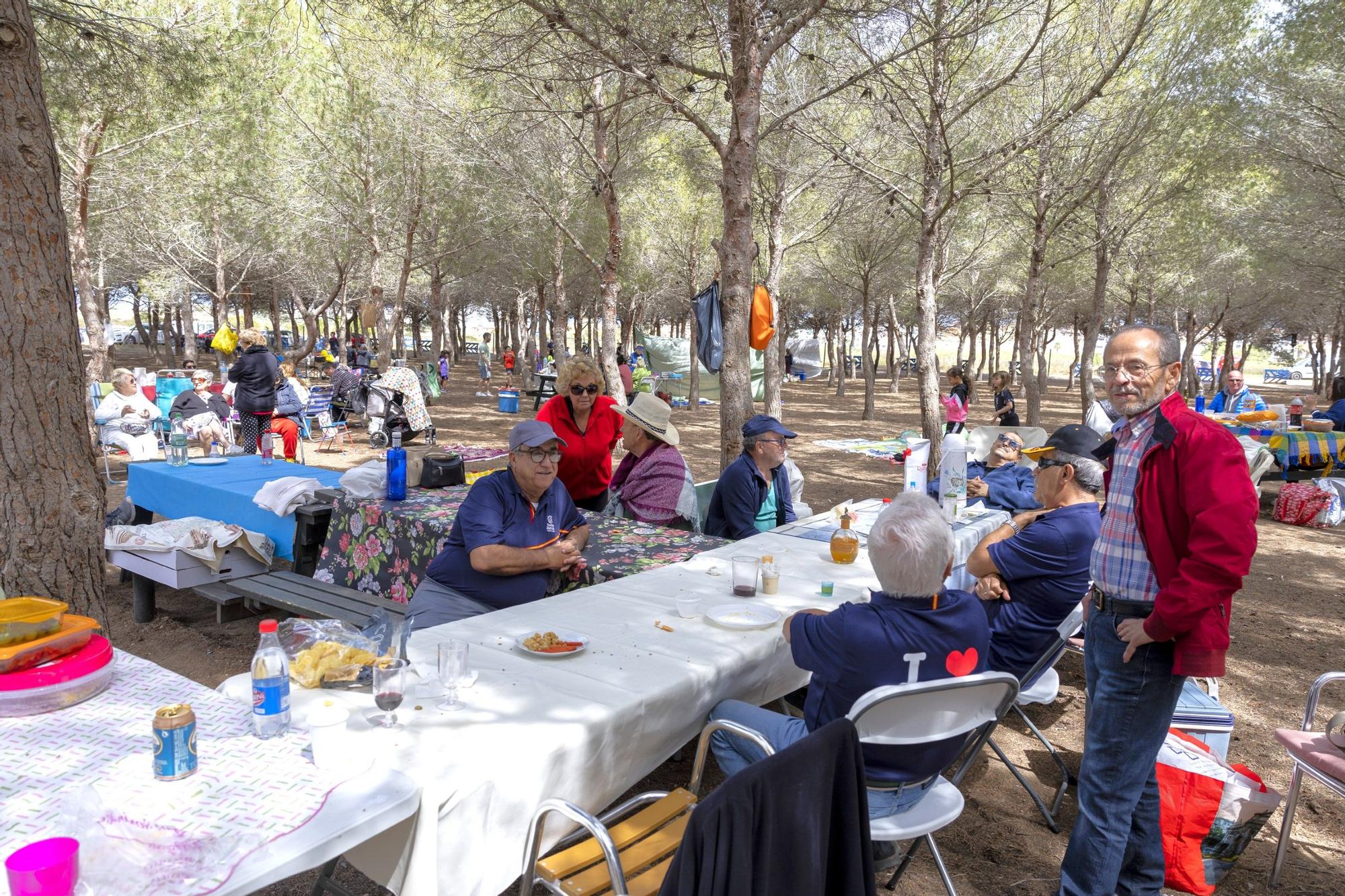 Lunes de Pascua y mona en el parque municipal de Lo Albentosa-Eduardo Gil en Torrevieja, junto a la laguna de La Mata