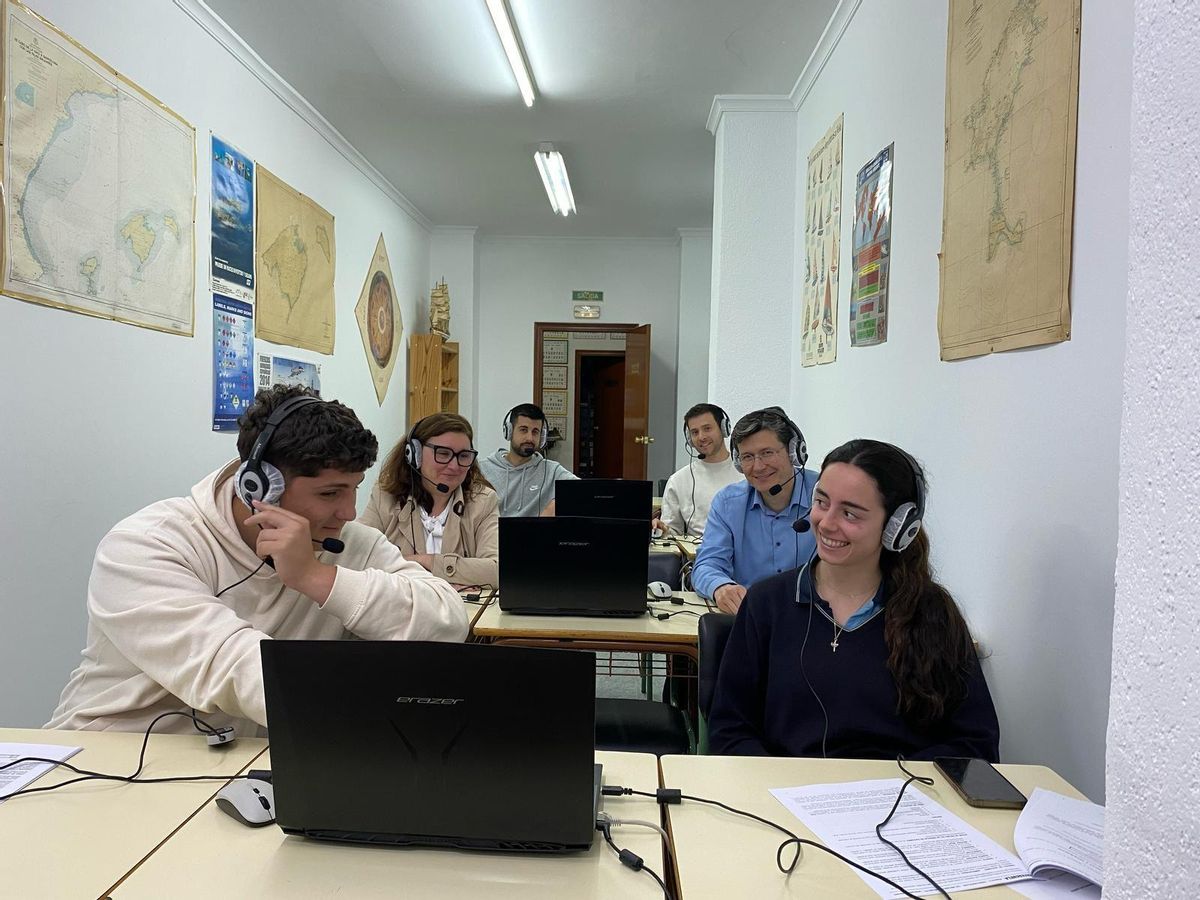 Yatescuela Castellón. Estudiantes se forman en una sesión teórica en el aula.