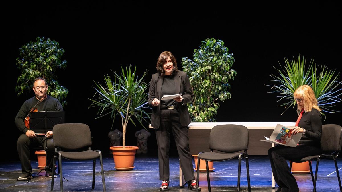 Un momento del homenaje a Juan Copete en el Teatro María Luisa, en Mérida.