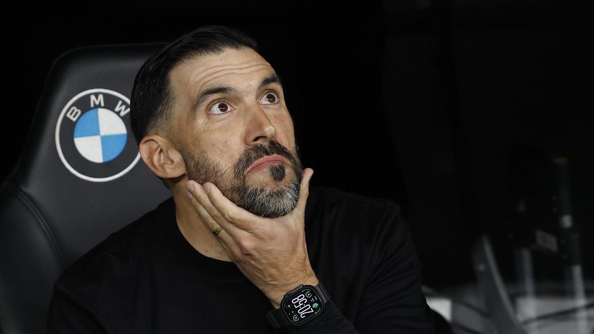 Eder Sarabia mira hacia el techo retractil del estadio Santiago Bernabéu, antes del Real Madrid-Elche.