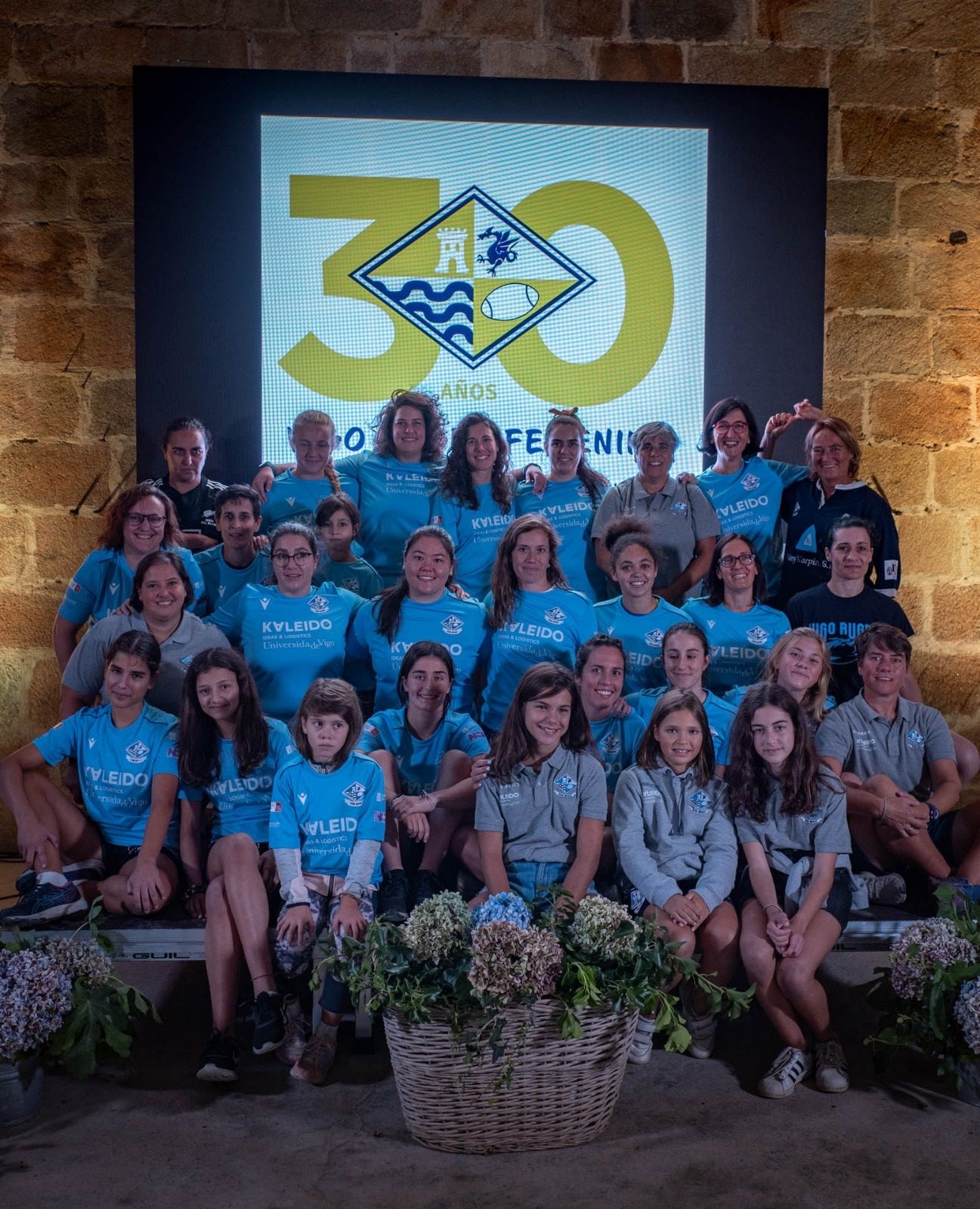 Mujeres y chicas del Vigo Rugby, en el acto de inauguración de la temporada en Oia.