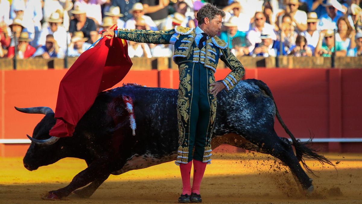El diestro Manuel Escribano durante una faena en Sevilla.