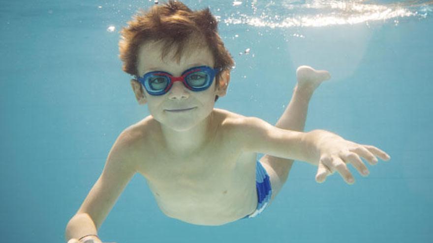 El Hombre Llevaba Gafas De Natación En La Piscina Fotos, retratos