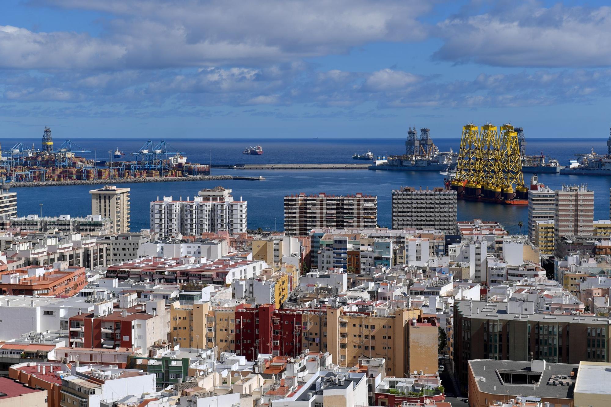 El buque Fan Zhou 10 recala en el Puerto de Las Palmas con estructuras para aerogeneradores