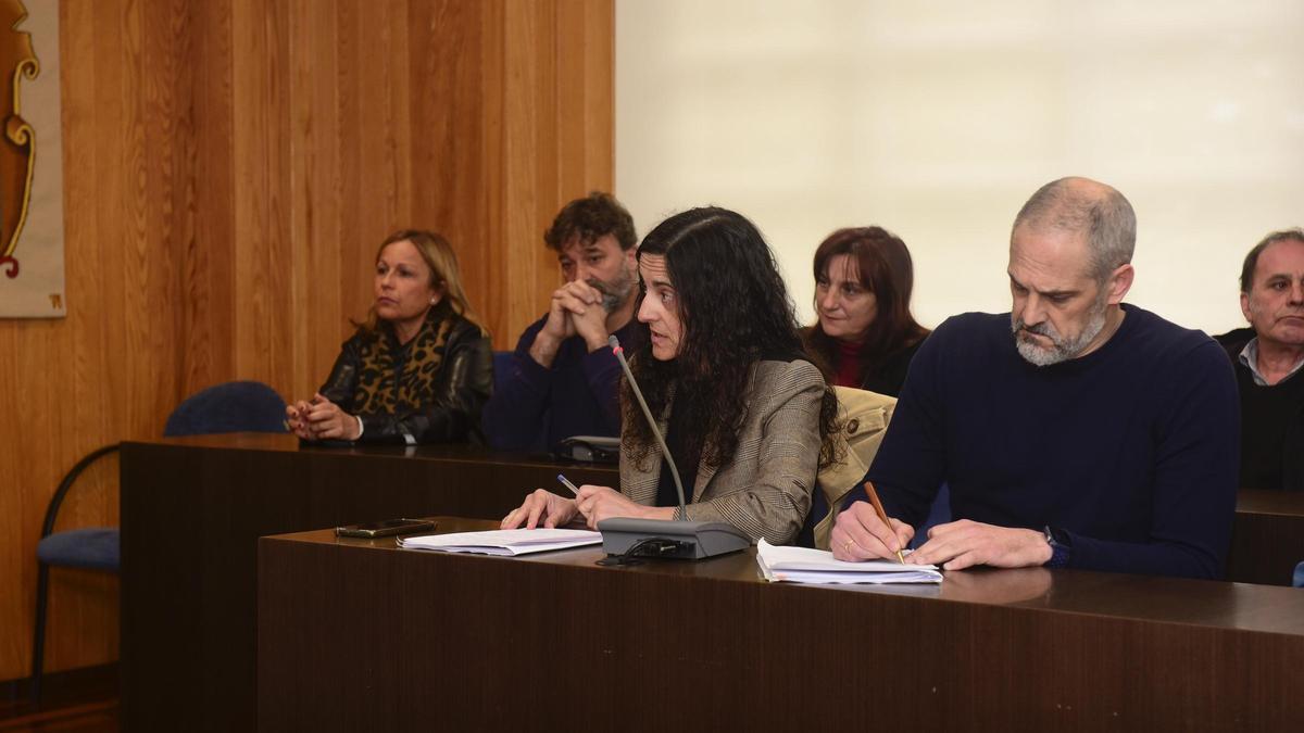 Concejales de UxC, en el pleno de investidura de Diana Piñeiro.