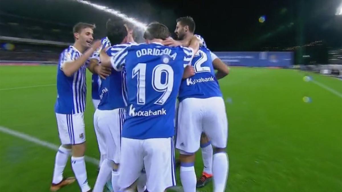 Los jugadores donostiarras celebrando el tanto del brasilero