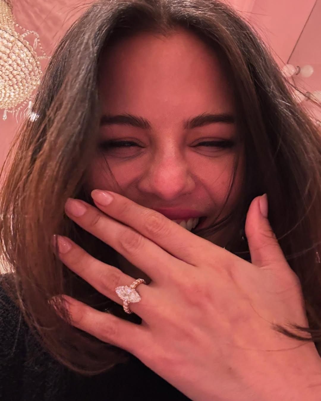 Selena Gomez con su anillo de compromiso