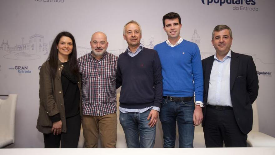 Jessica Rodríguez, Óscar Durán, Juan Constenla, Gonzalo Louzao y Manuel Magariños, hoy, en la nueva sede del PP de A Estrada. // Bernabé / Cris M.V.