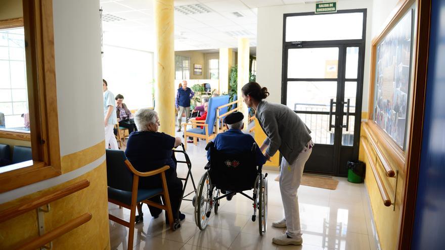 Más de 2.100 mayores esperan plaza en una residencia pública de Extremadura
