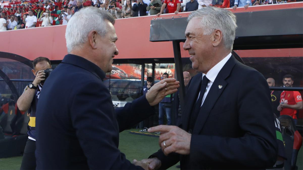 Carlo Ancelotti se saluda con Javier Aguirre antes del Mallorca - Madrid