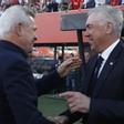 Carlo Ancelotti se saluda con Javier Aguirre antes del Mallorca - Madrid