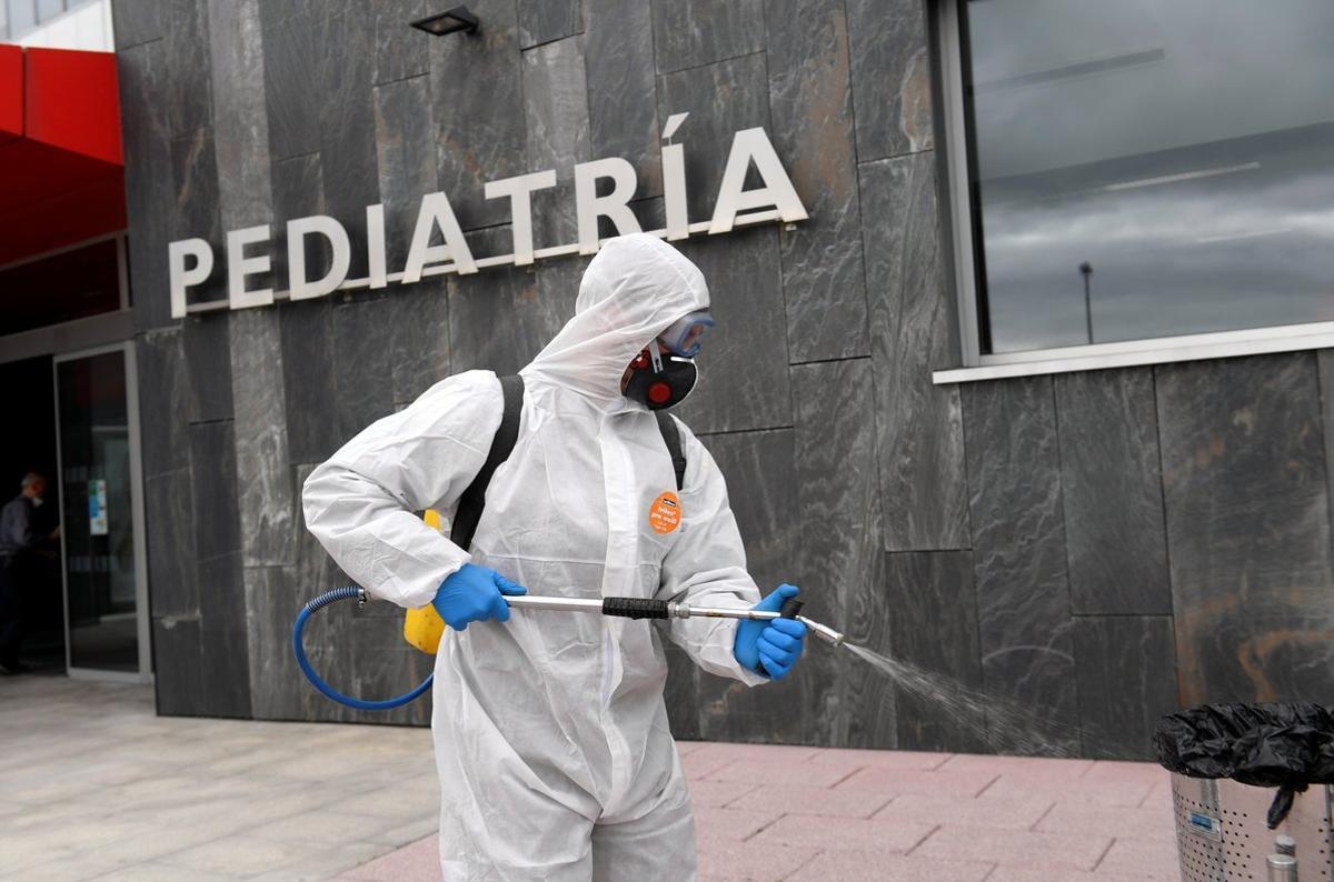 A member of the Military Emergency Unit (UME) disinfects the HUCA (Central University Hospital of Asturias) during a 15-day state of emergency declared to combat the outbreak of the coronavirus disease (COVID-19), in Oviedo, Spain, March 17, 2020.REUTERS/Eloy Alonso