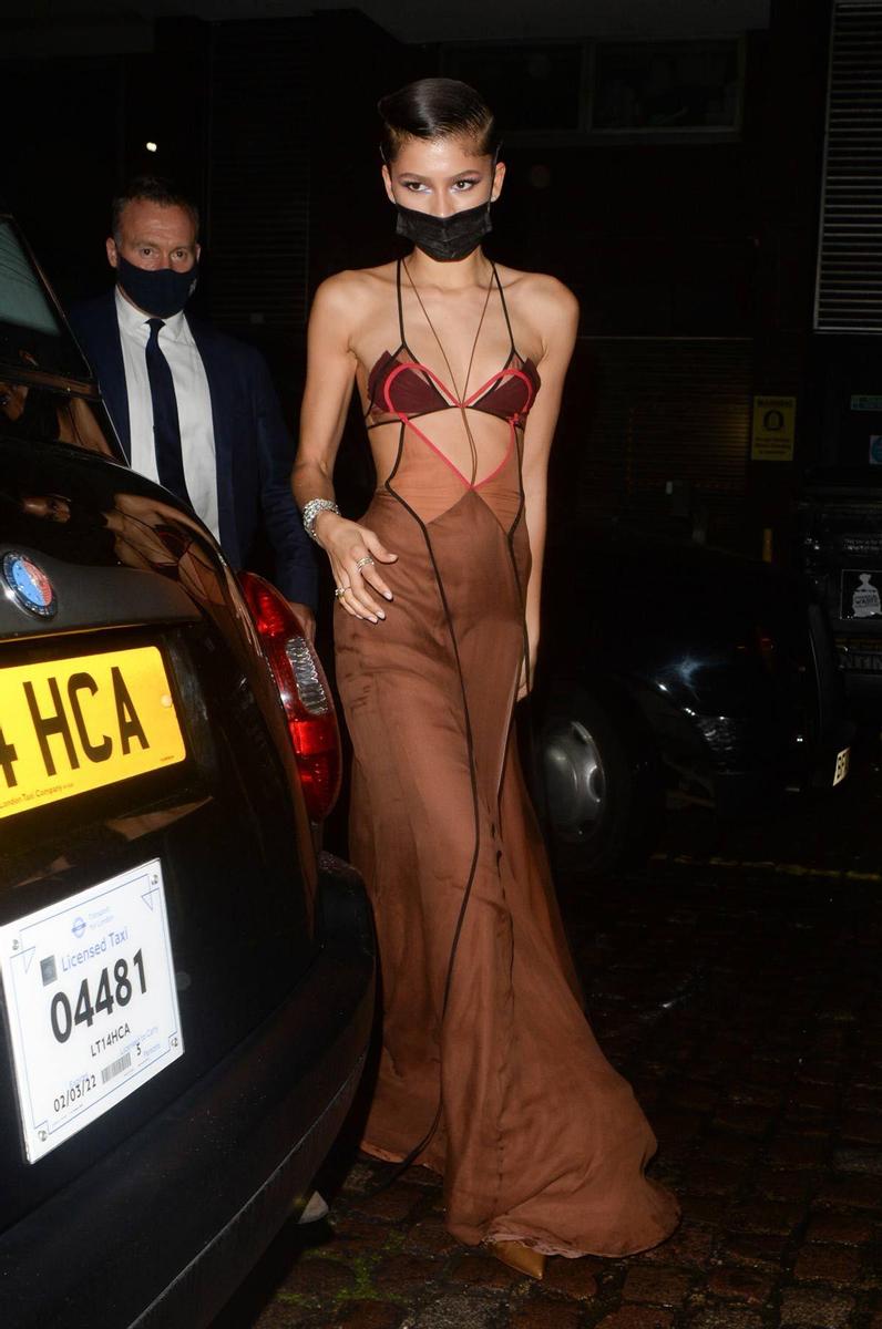 Zendaya, con su vestido de 'cut outs' y transparencias de Nensi Dojaka