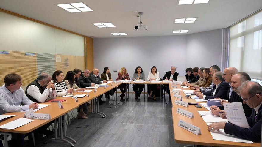 La comarca firma el acuerdo del bus por la promesa de mejoras de la Xunta