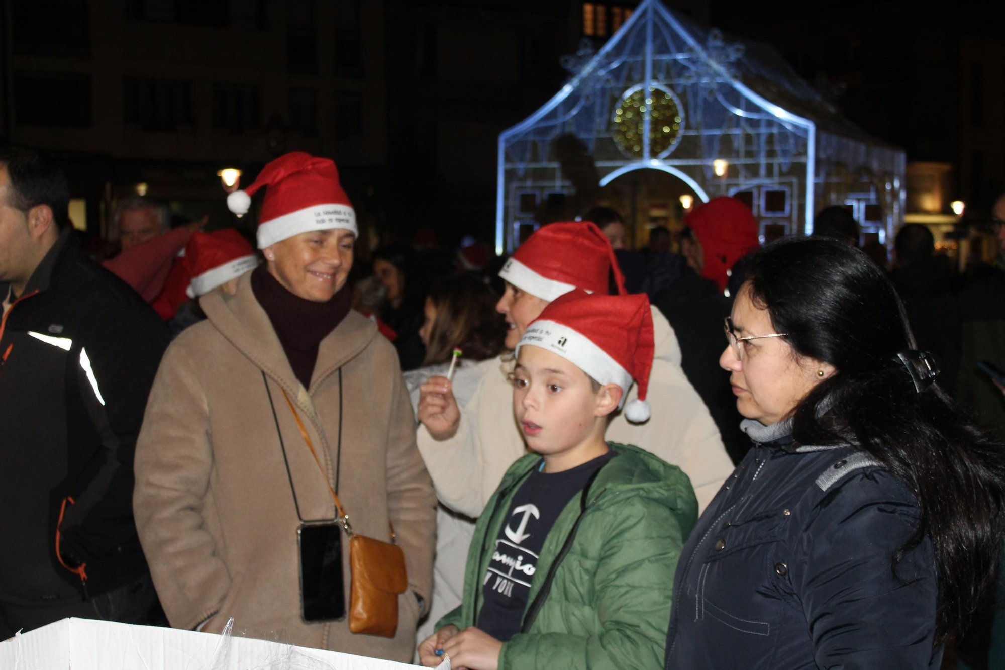 Villaviciosa 'descorcha' la Navidad con un brindis multitudinario