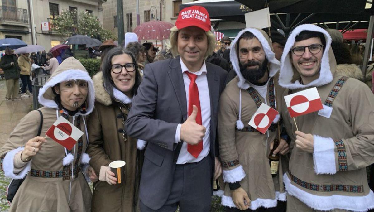Una persona caracterizada como Trump en la fiesta redondelana. | A. PINACHO