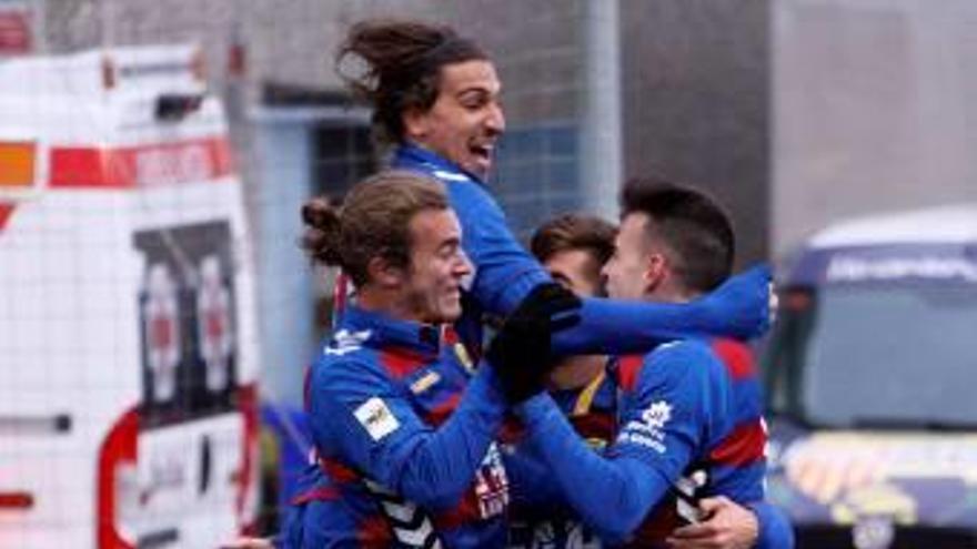 Els jugadors del Llagostera celebren un gol al Municipal.