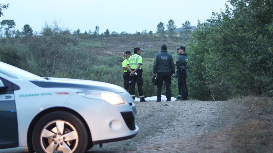 La Guardia Civil custodia el cadáver de la víctima. // I. Osorio