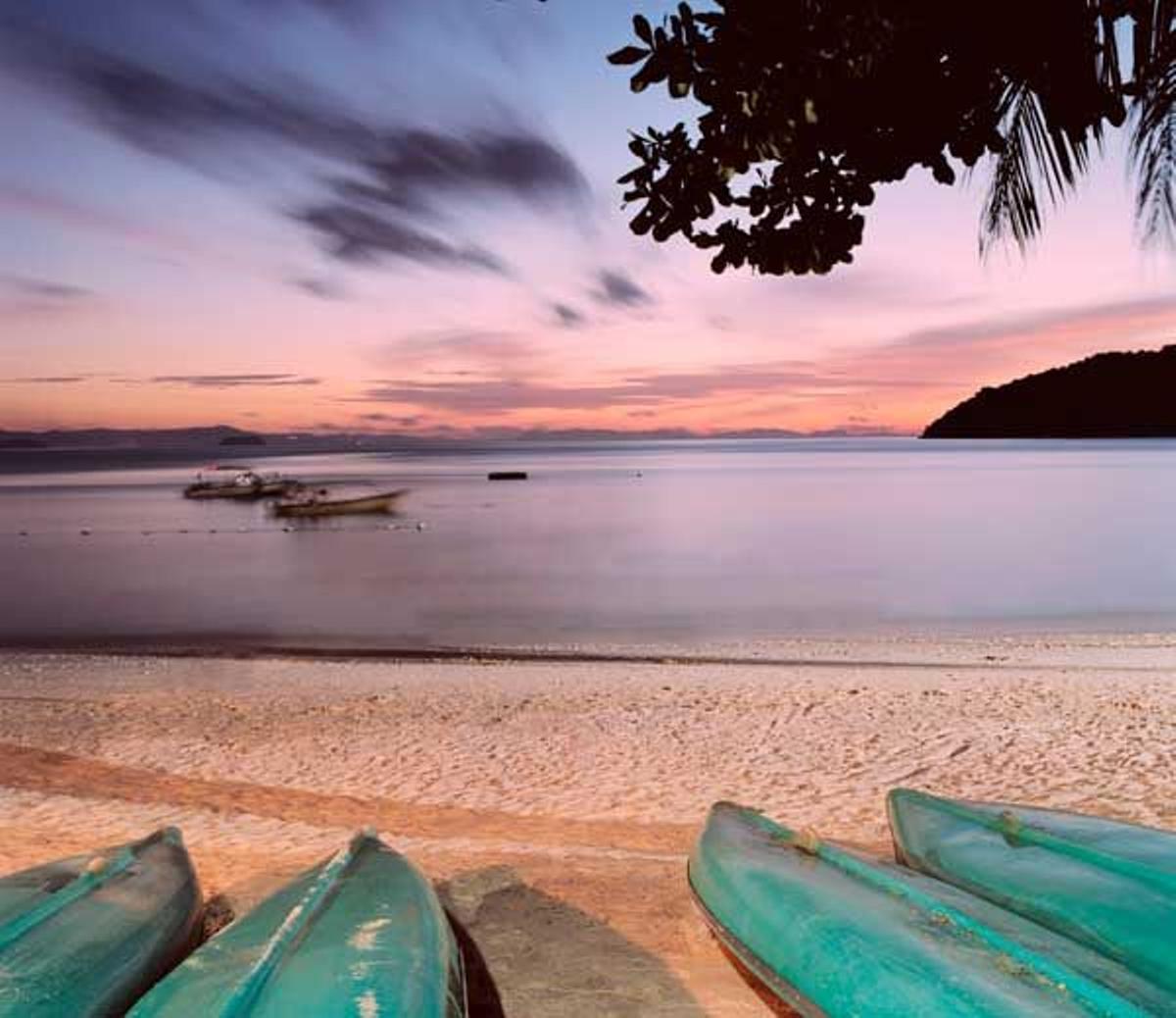 Canoas en la orilla de la playa de Terengganu, en el Parque Natural de Taman Negara.