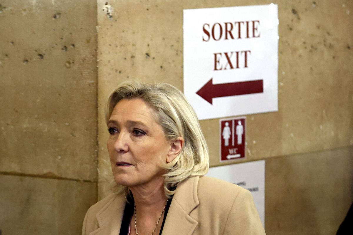 La líder de Agrupación Nacional, Marine Le Pen, llega al tribunal de París en el primer día del juicio en apelación en el caso de desvío de fondos.