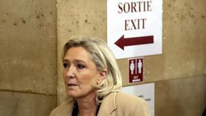 La líder de Agrupación Nacional, Marine Le Pen, llega al tribunal de París en el primer día del juicio en apelación en el caso de desvío de fondos.