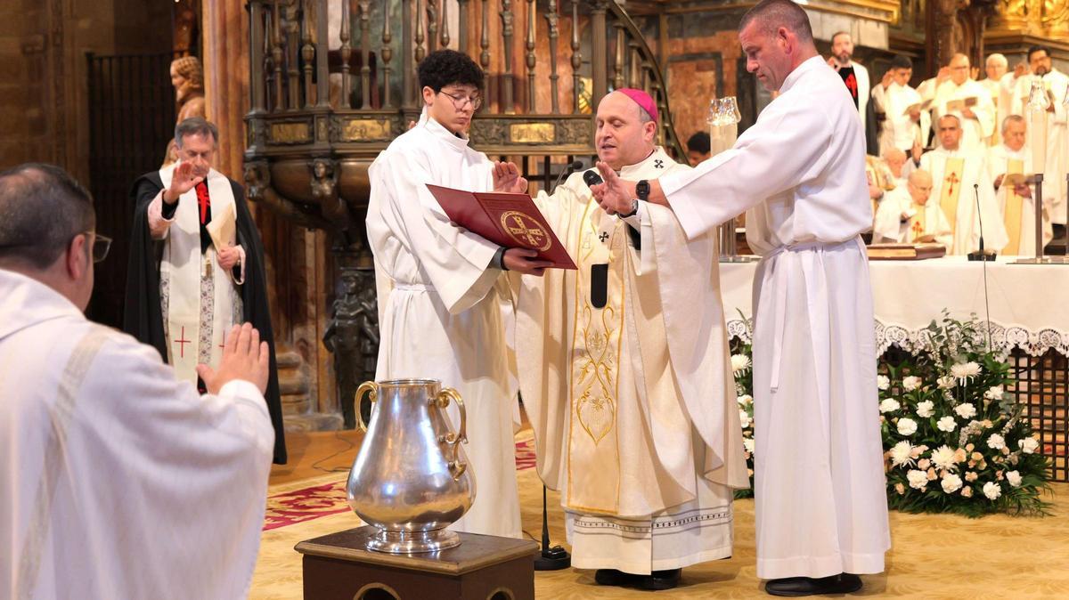 Monseñor Prieto en el momento de la bendición de los óleos