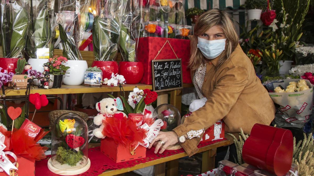 Uno de los puestos de flores del Mercado Central, decorado por San Valentín