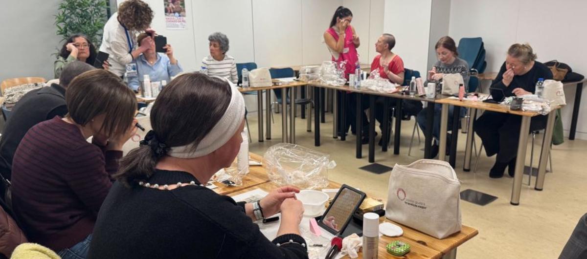 Pacientes participantes en el taller de este jueves en el CHUO. | FDV