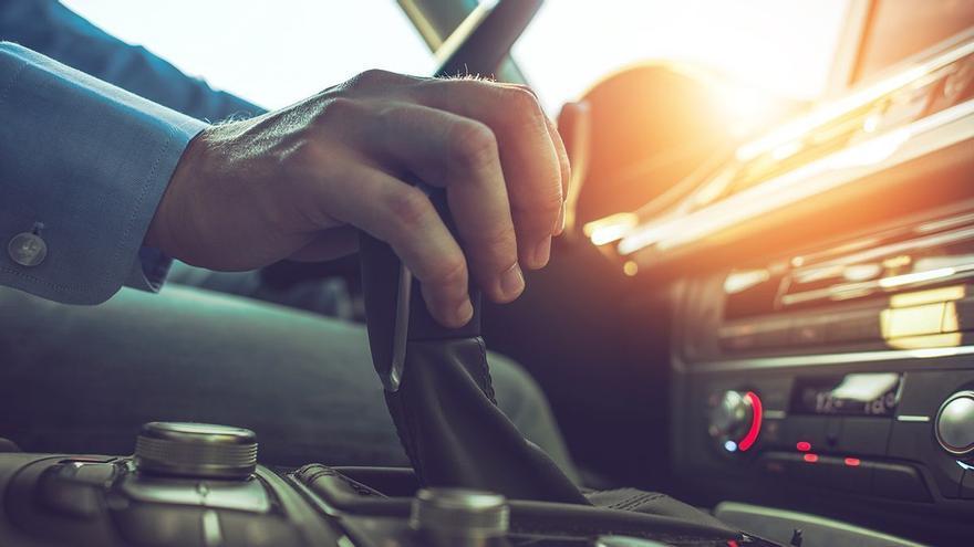 Llevar la mano descansando sobre la palanca del coche te costará más de  1.000 euros