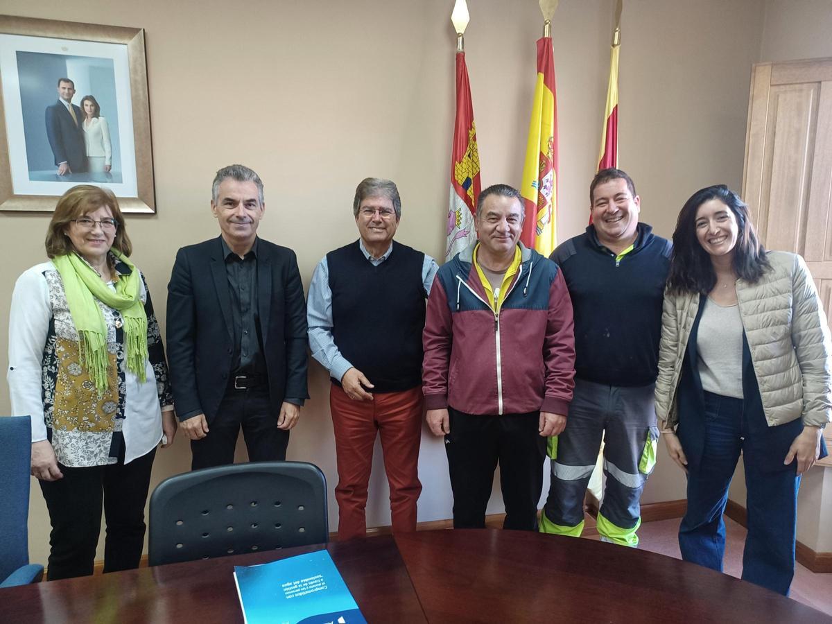 El equipo de Aquona junto al alcalde Fuentesaúco en el momento del reconocimiento.