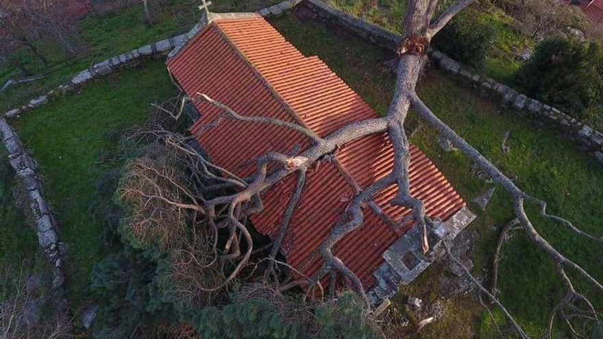 Una de las imágenes de la capilla de San Roque realizadas con dron y difundidas en redes sociales. // FdV