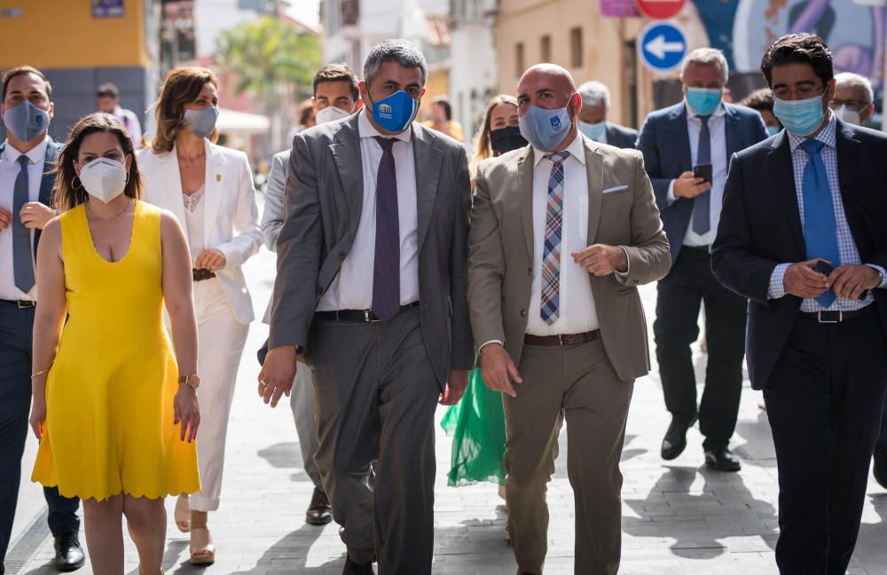 Las autoridades pasearon por el Puerto de La Cruz.