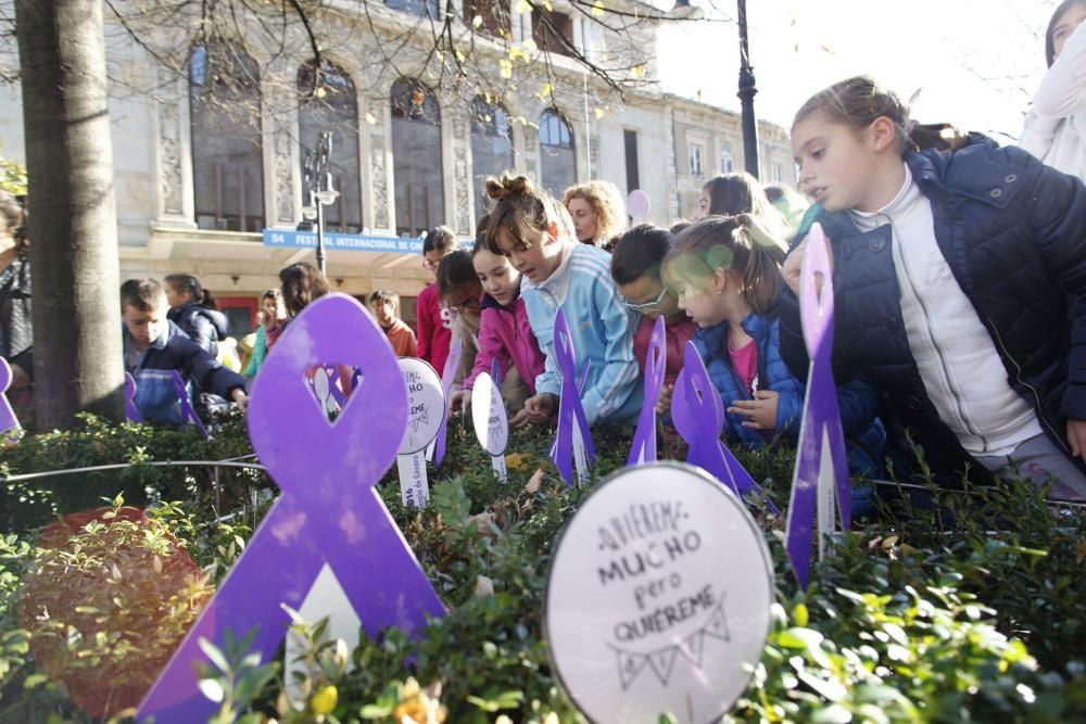 Concentración de niños del colegio Jovellanos de Gijón contra la violencia machista