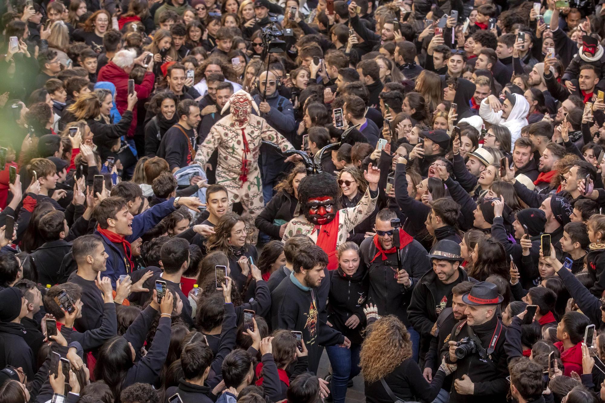 Sant Antoni 2023: Baile de los 'dimonis' en el ayuntamiento de Manacor