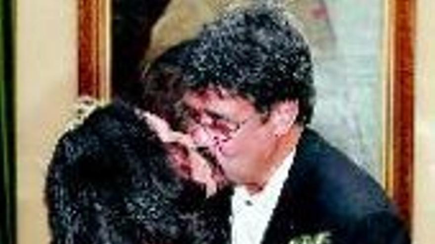 Luis Sepúlveda llega en un 600 a su boda