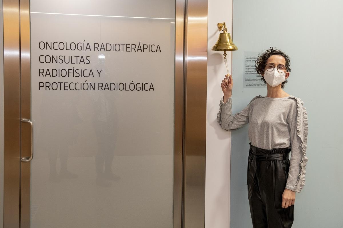 Eugenia toca la “campana de los valientes” que significa el fin del tratamiento con radioterapia