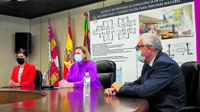 A la izquierda, Isabel Blanco presenta el nuevo modelo residencial junto a Clara San Damián. Sobre estas líneas, su ubicación.