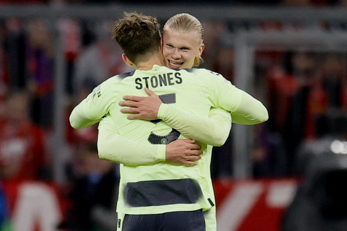 Erling Haaland y John Stones celebran un gol del Manchester City en la Champions ante el Bayern Munich.