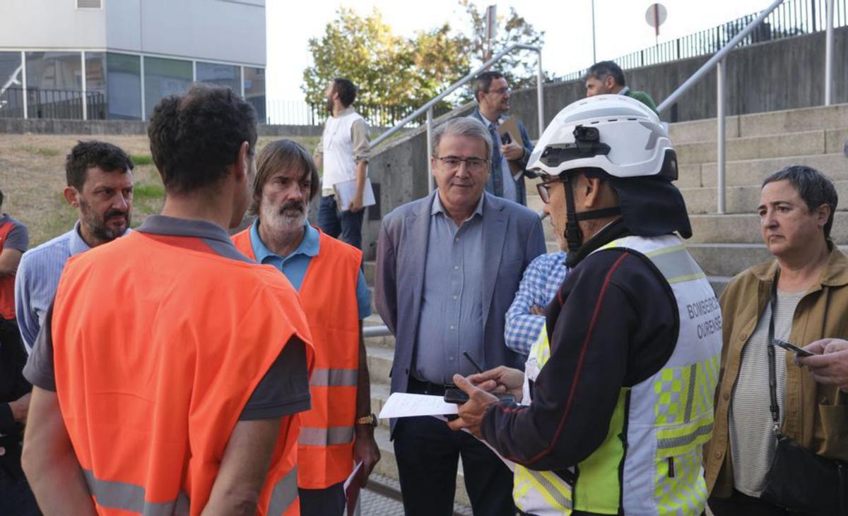 Reunión con el jefe de bomberos tras el simulacro. | Roi Cruz