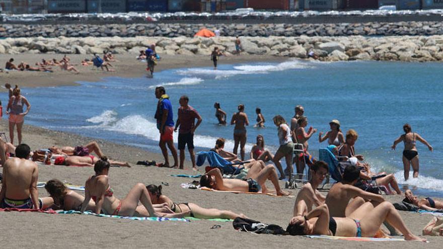 Bañistas en la playa en Málaga capital a mediados de este mes.