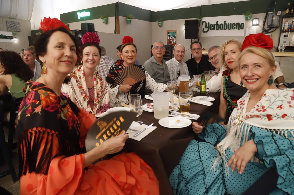 Grupos de amigos, familias y flamenca convierten las calles del recinto en una jornada animada a espera de una noche multitudinaria Grupos de amigos, familias y flamenca convierten las calles del recinto en una jornada animada a espera de una noche multitudinaria