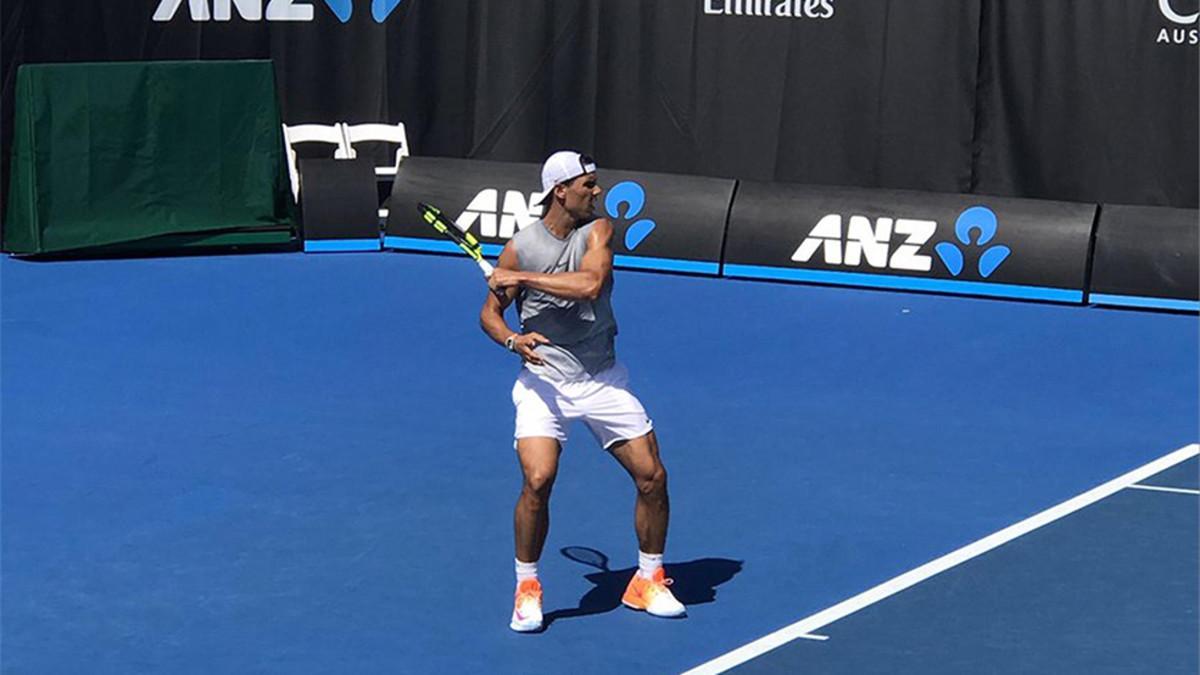 Rafa Nadal ya se ejercita en la Rod Laver Arena de Melbourne